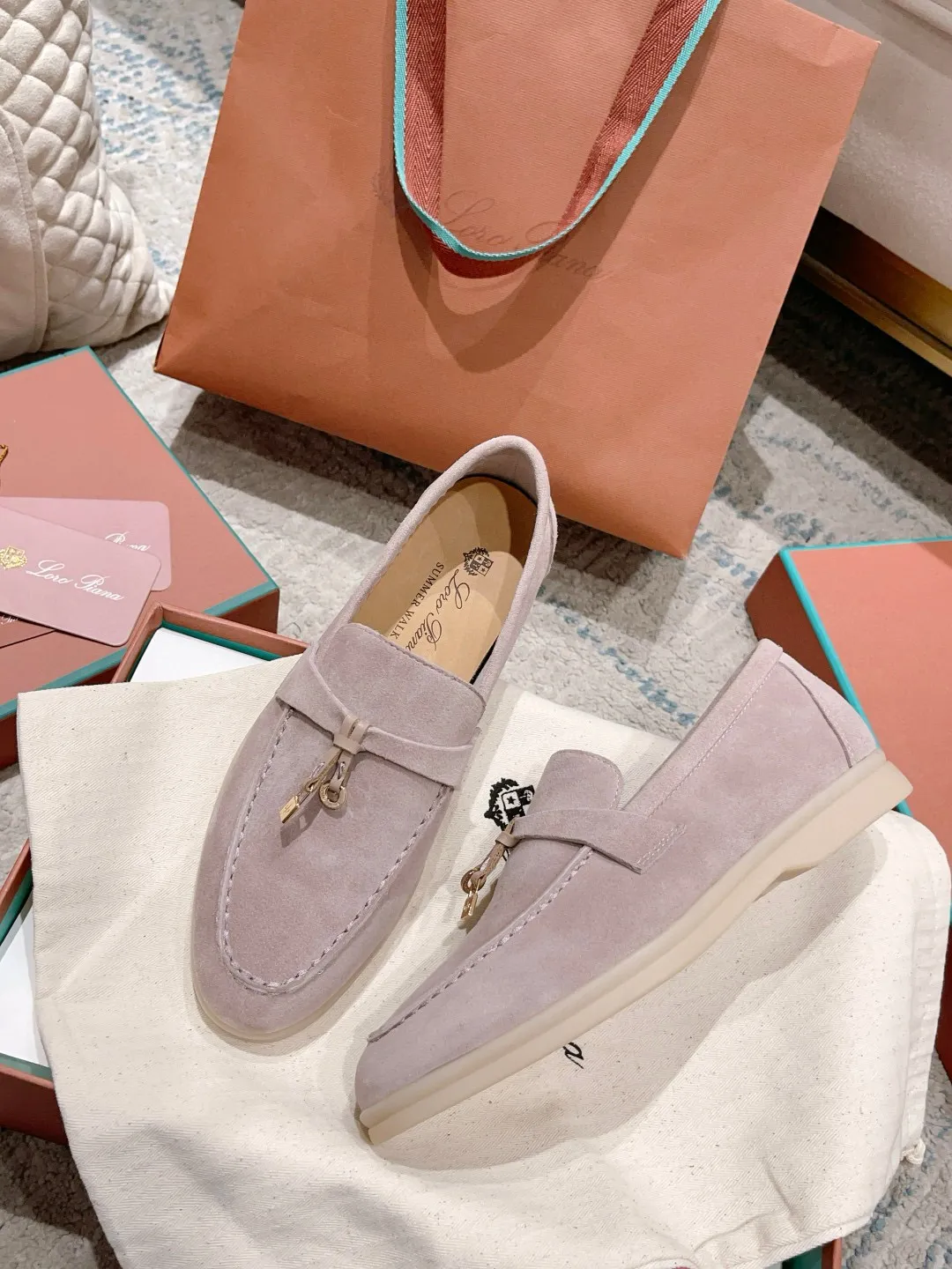 Factory price: 520💰4050 new color. Original purchase, 1⃣️: 1⃣️ folded and developed, Loro Piana professional model to try on feet, quality purchase level, flash sale of common products on the market, welcome to compare, original packaging. Fabric: Imported from Italy🐑High mercerized shearling, Lining: Hand-sewn mark thread in water-dyed cowhide imported from Italy🧵, high-end and elegant. Comfortable on the feet. Size: Women's 35-42 (41, 42) customized, non-returnable, men's 38-45 (46, 47, 48) customized, non-refundable. Fashionable boutiques that you can’t miss, a must-have item